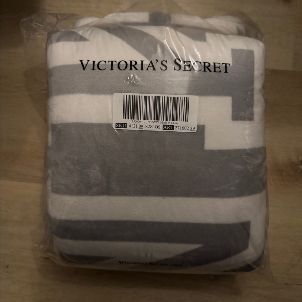 PINK Victoria's Secret Cozy Plush Blanket